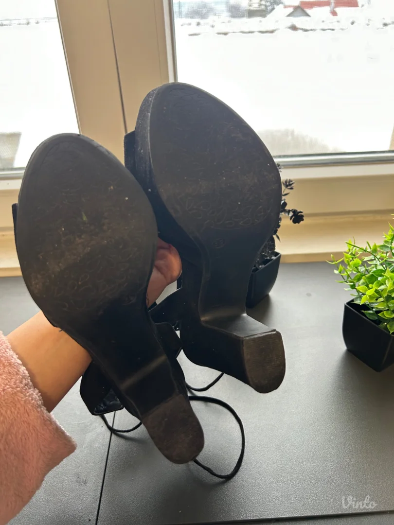 Polovne ženske štikle sa platformom – crne