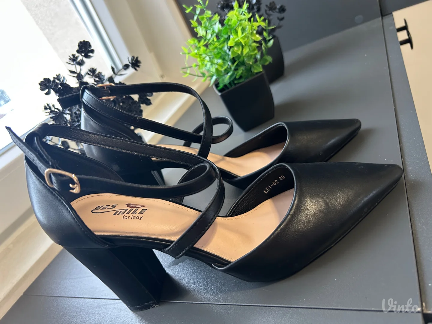 Polovne ženske štikle – crne, elegantne