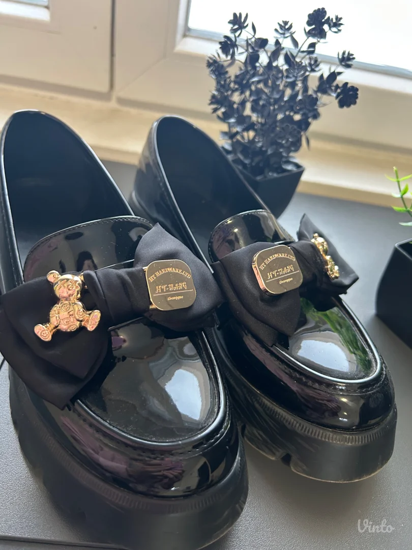 Polovne ženske lakovane cipele – crne, sa mašnom