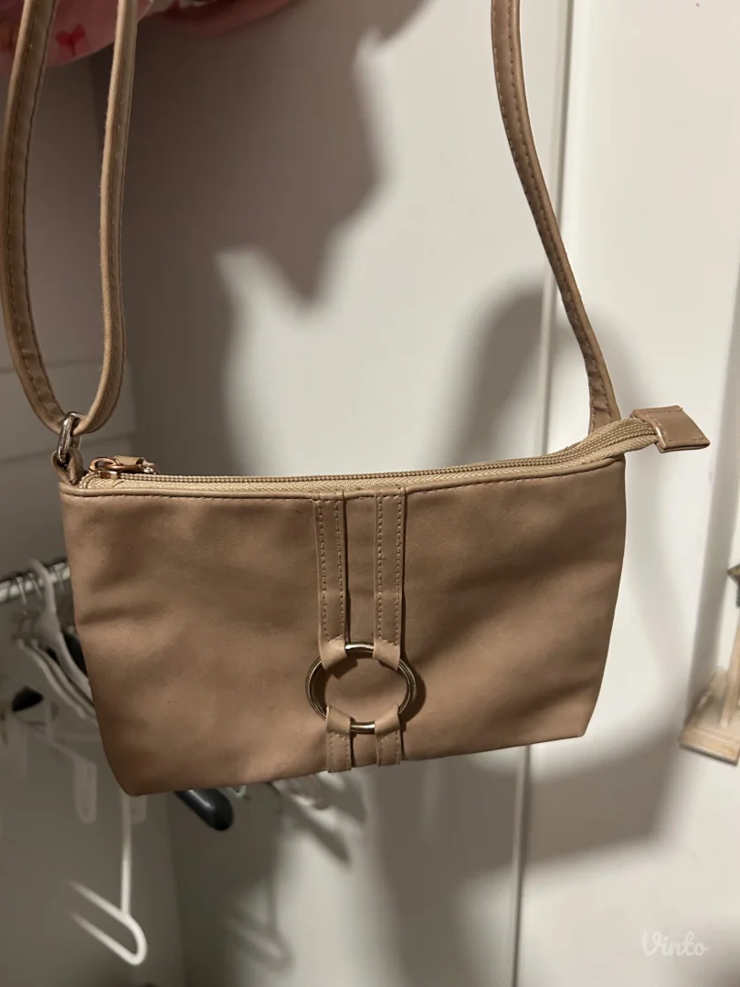 Ženska torba u neutralnoj bež/taupe nijansi