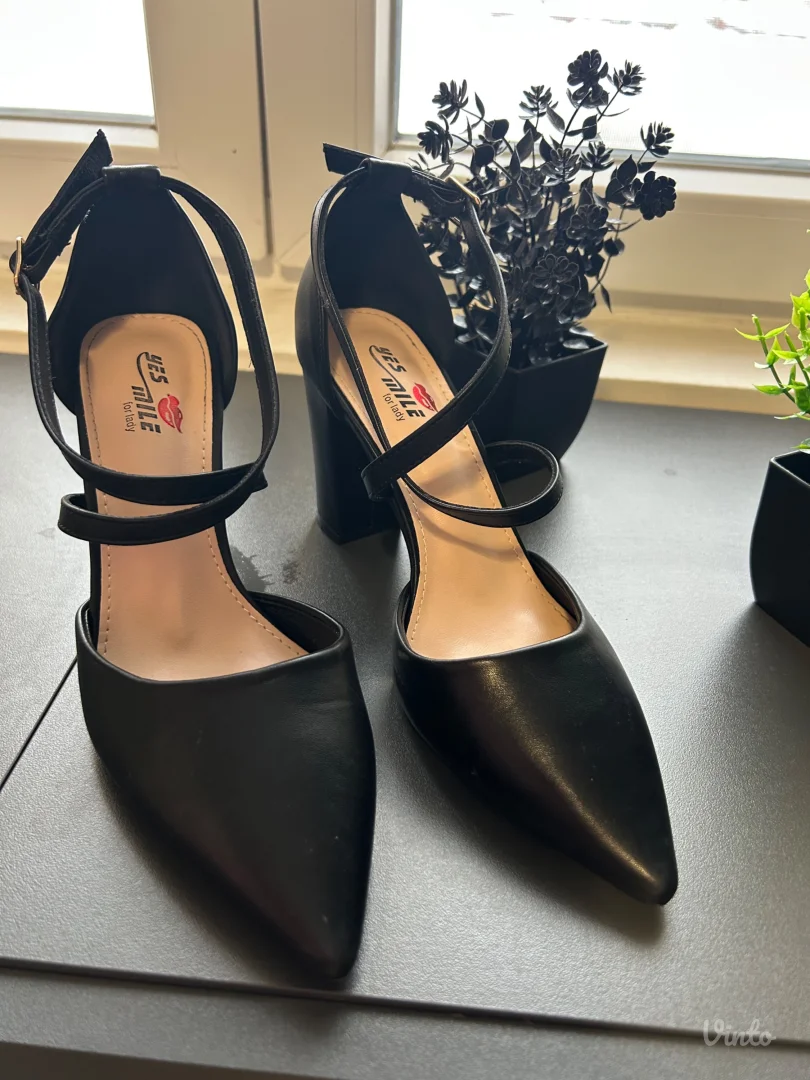 Polovne ženske štikle – crne, elegantne