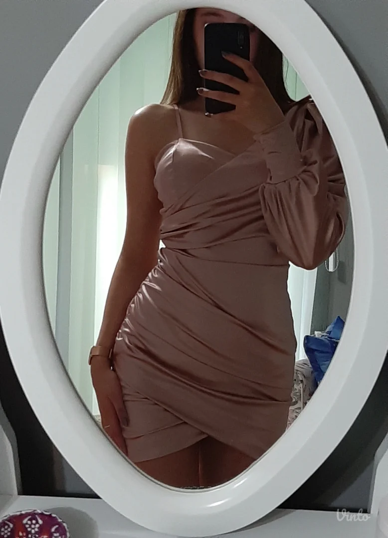 Asimetrična roze svečana haljina