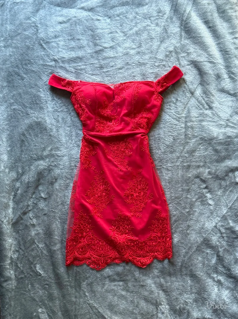 Crvena haljina sa čipkom