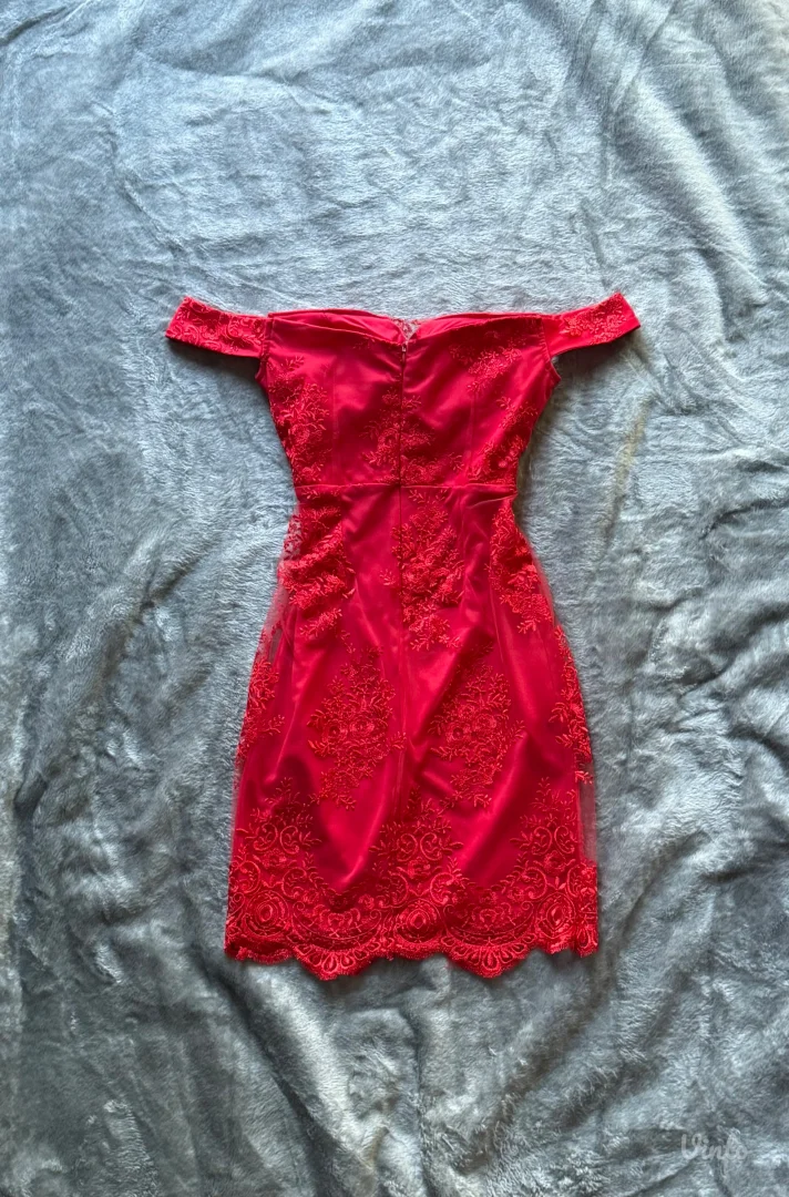 Crvena haljina sa čipkom