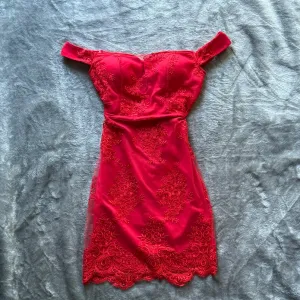 Crvena haljina sa čipkom