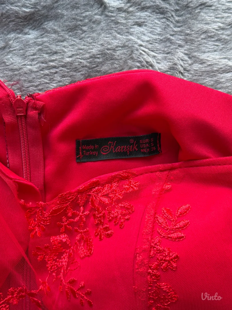 Crvena haljina sa čipkom