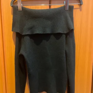 Crni zenski dzemper sa spustenim ramenima