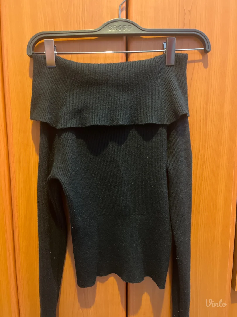 Crni zenski dzemper sa spustenim ramenima