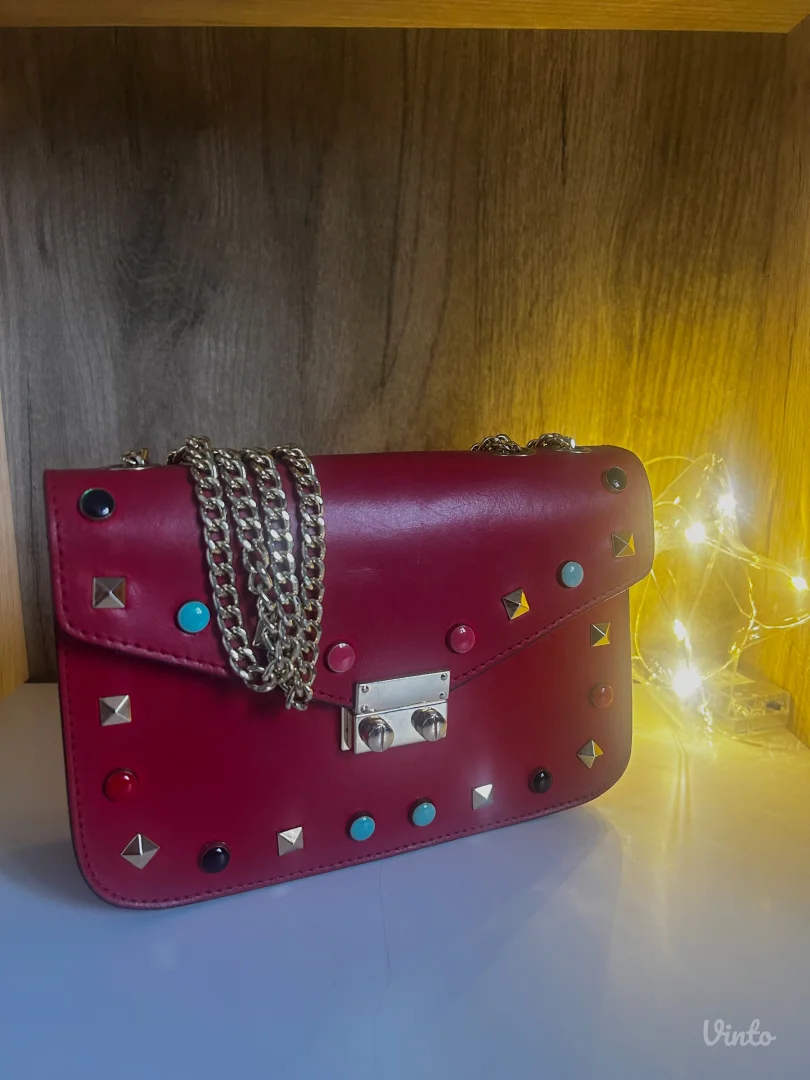 Crvena kozna torbica sa nitnama