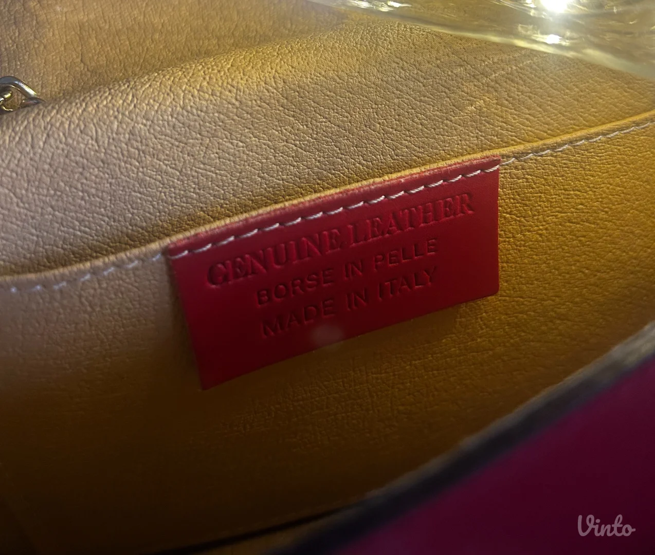 Crvena kozna torbica sa nitnama