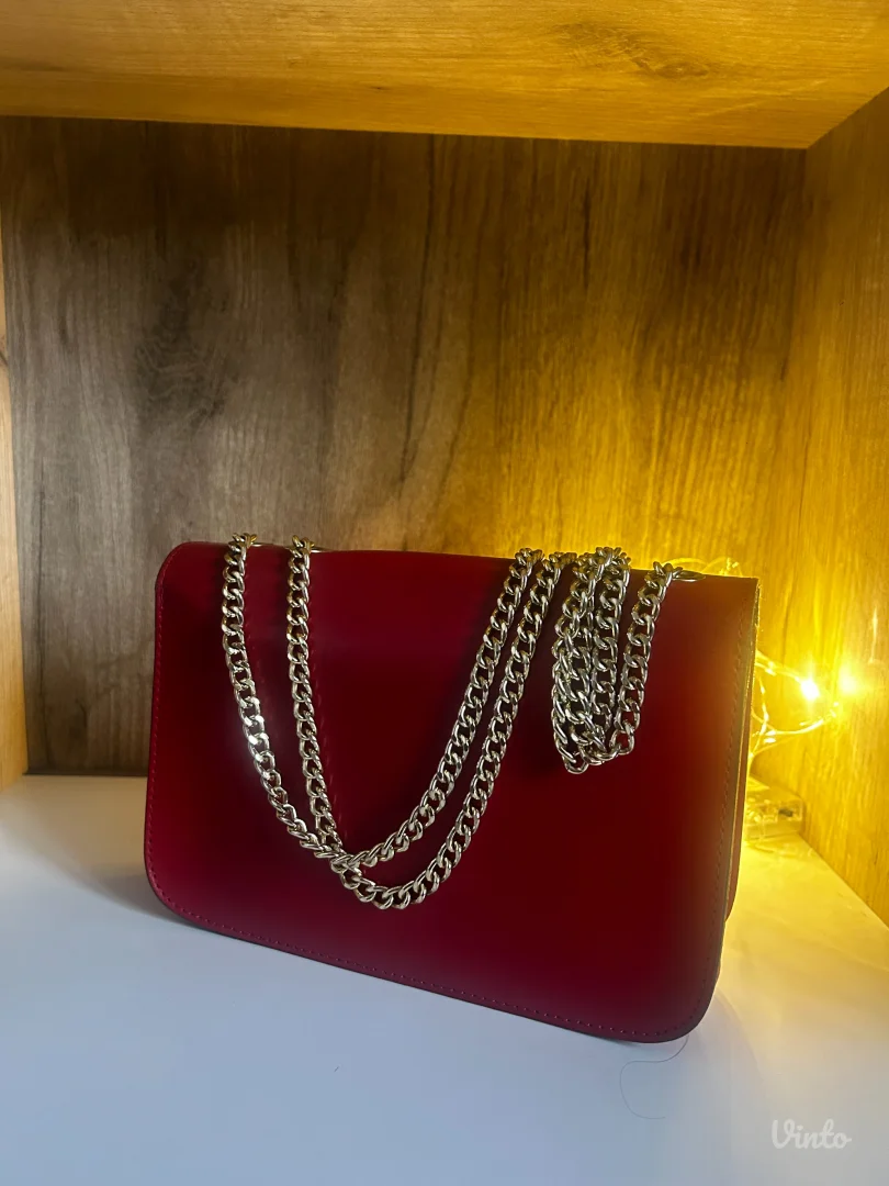 Crvena kozna torbica sa nitnama