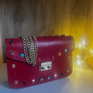 Crvena kozna torbica sa nitnama