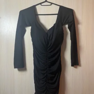 Crna svečana haljina