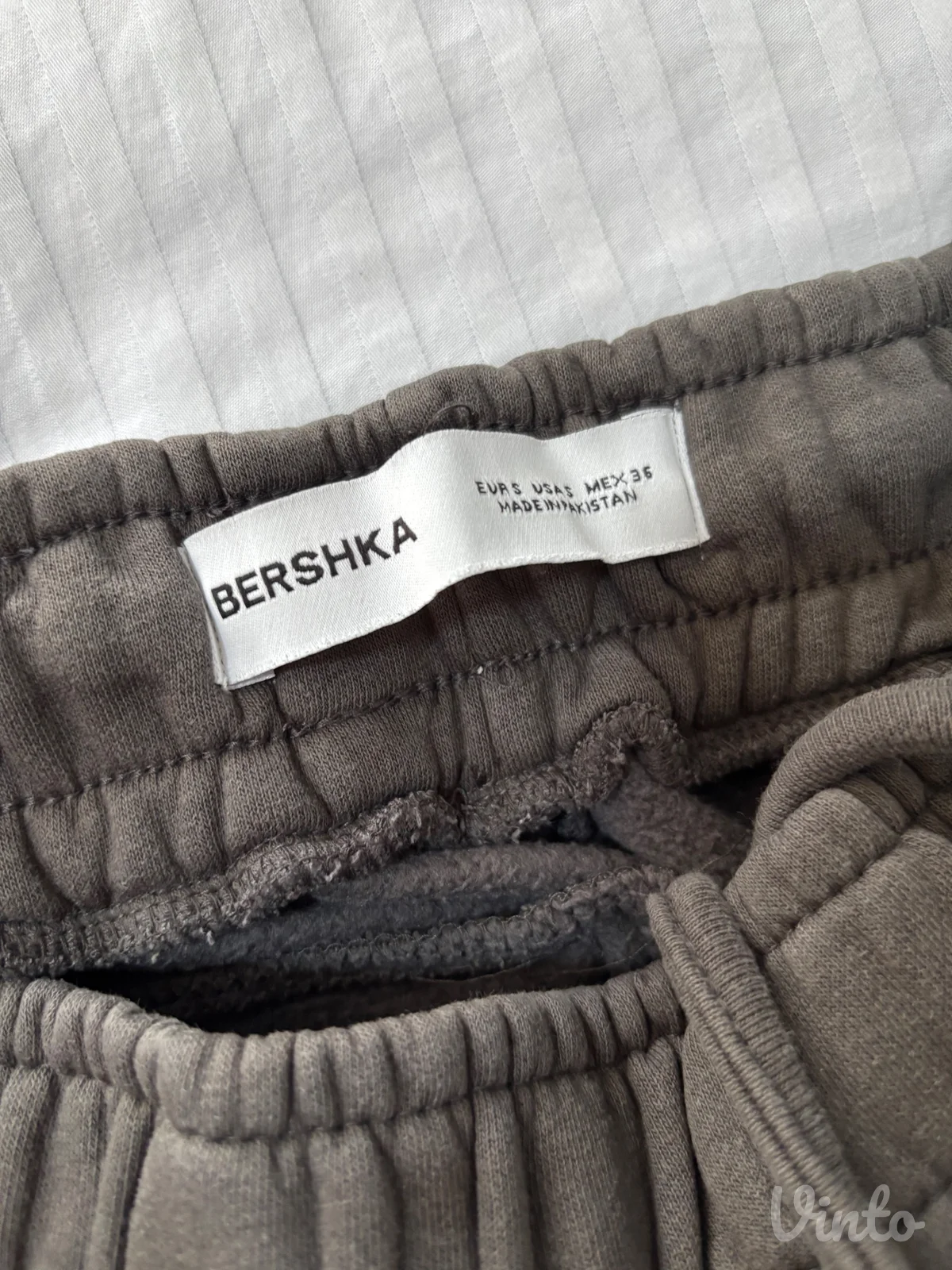 Bershka muške trenerke-pantalone