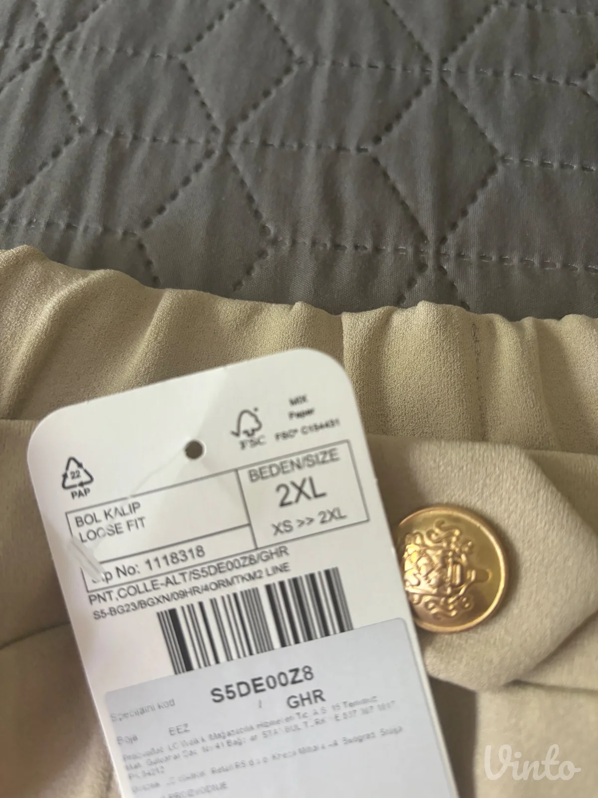 PANTALONE SA ETIKETOM
