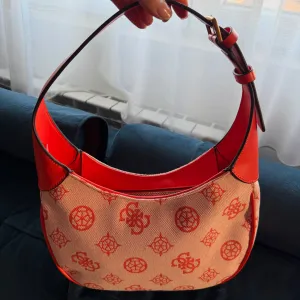Guess torba iz nove kolekcije