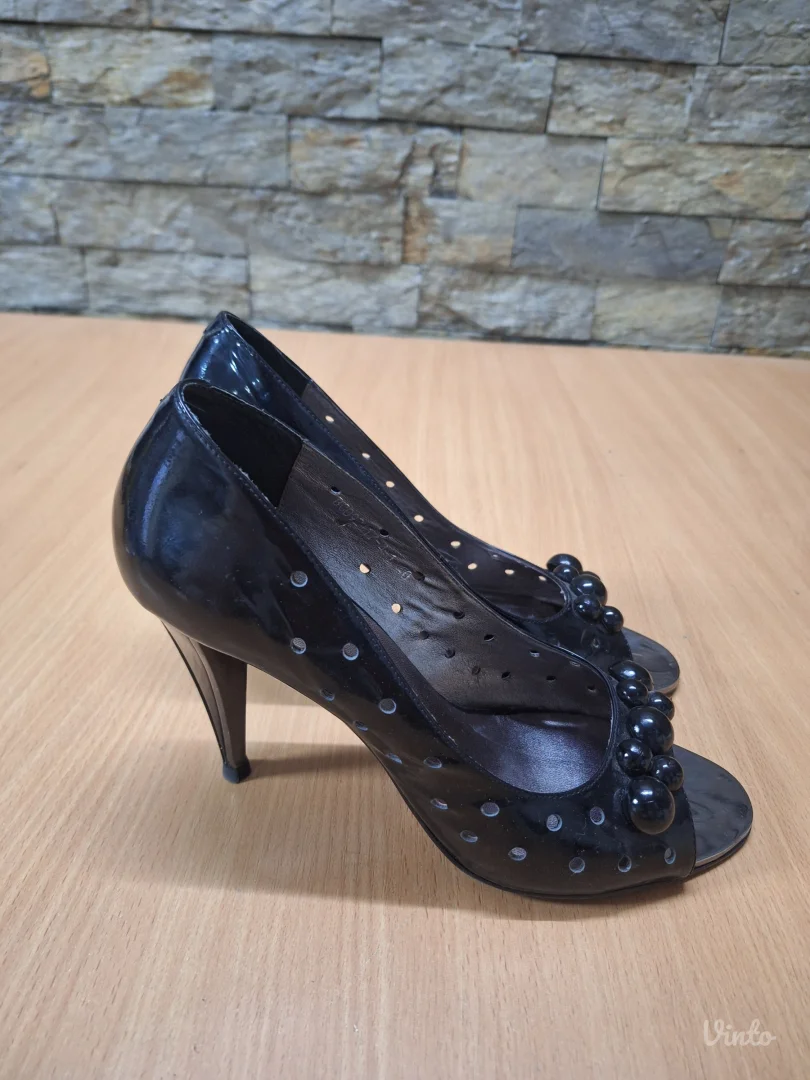 Crne lakovane cipele sa otvorenim prstima