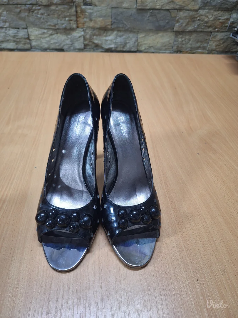 Crne lakovane cipele sa otvorenim prstima