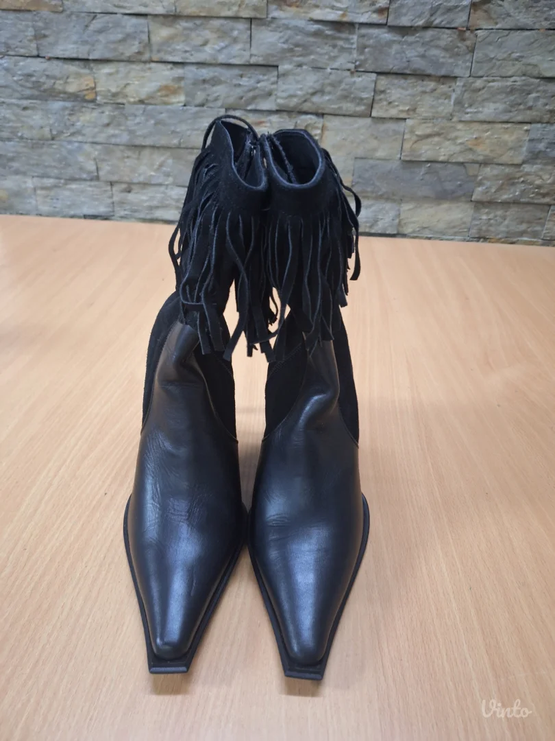 Crne čizme sa resama