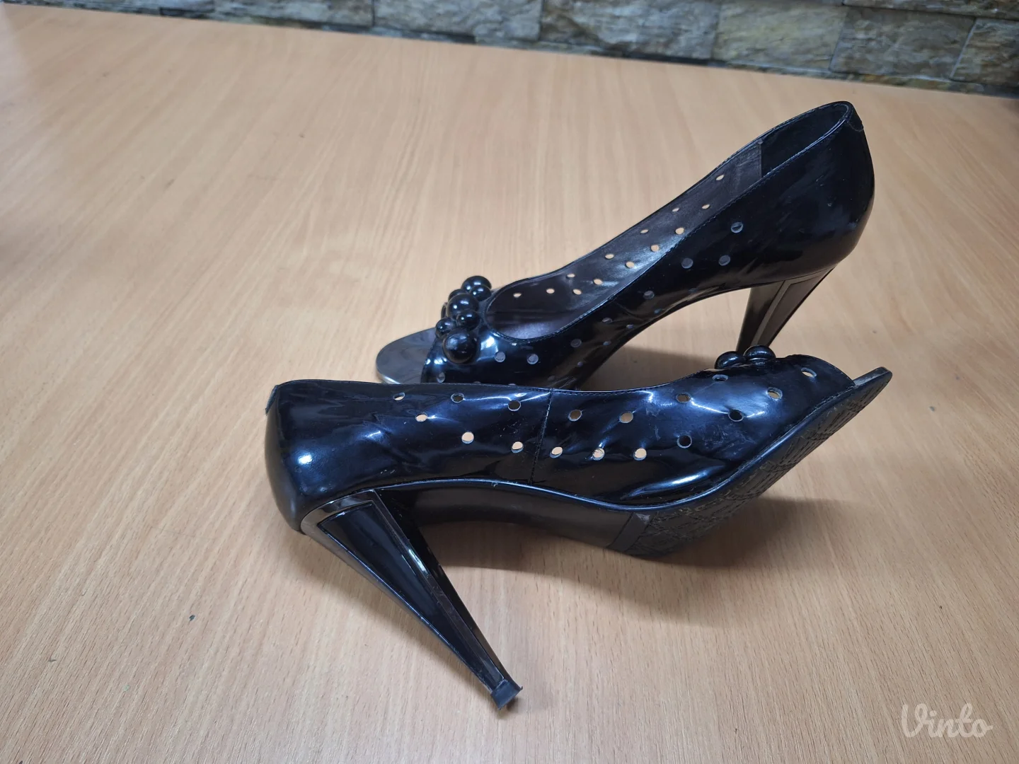 Crne lakovane cipele sa otvorenim prstima