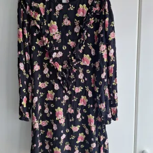 Mini haljina sa cvetnim dezenom