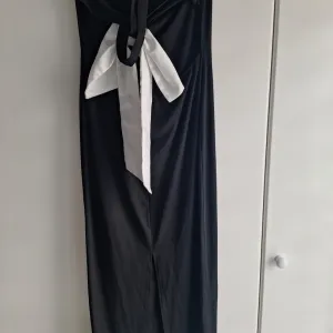 Elegantna haljina sa mašnom