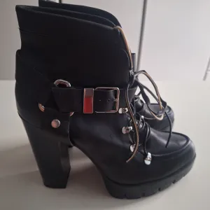 Zara čizmice