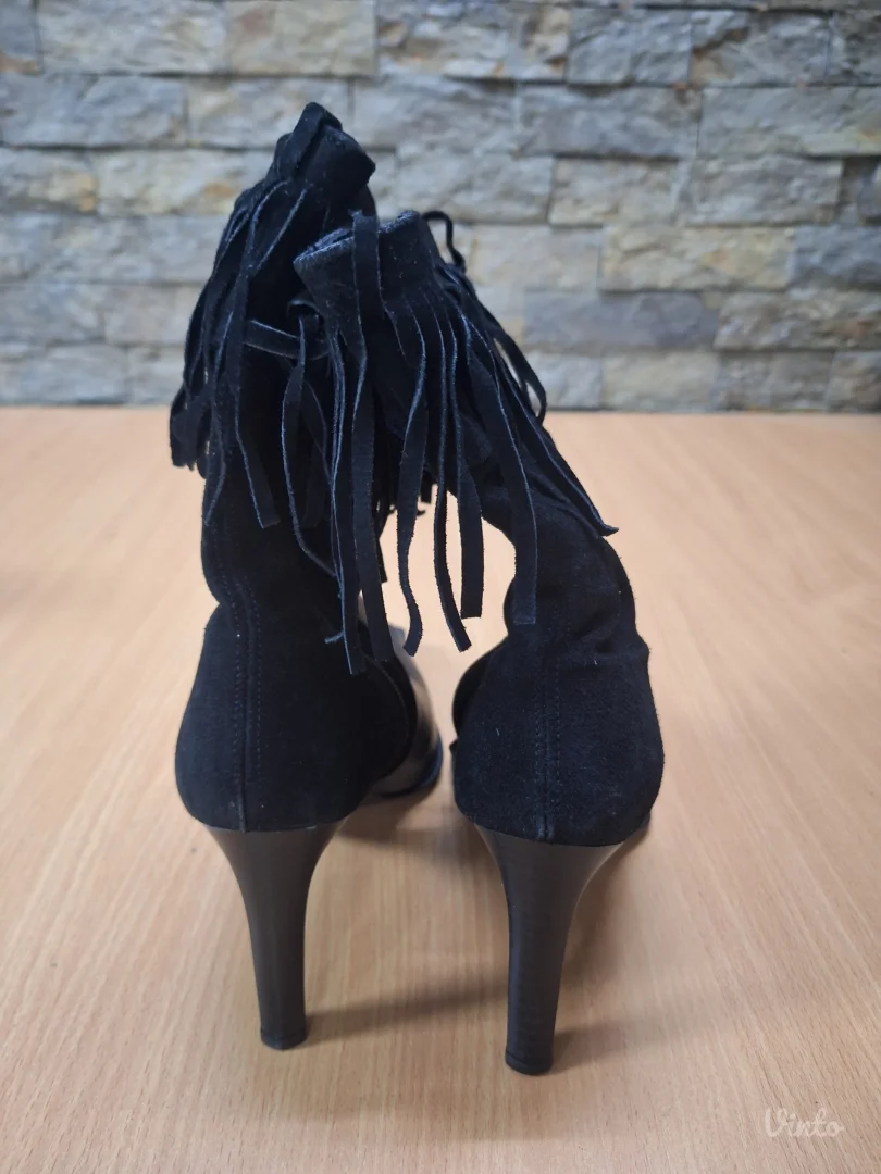 Crne čizme sa resama