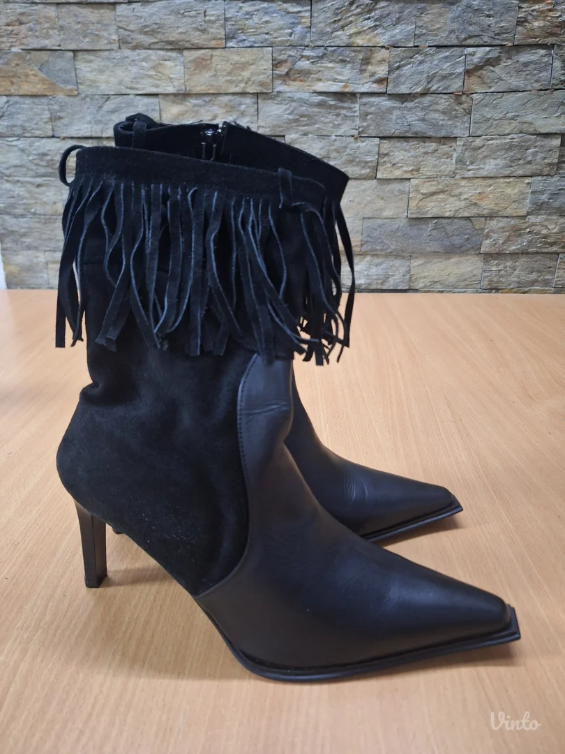 Crne čizme sa resama