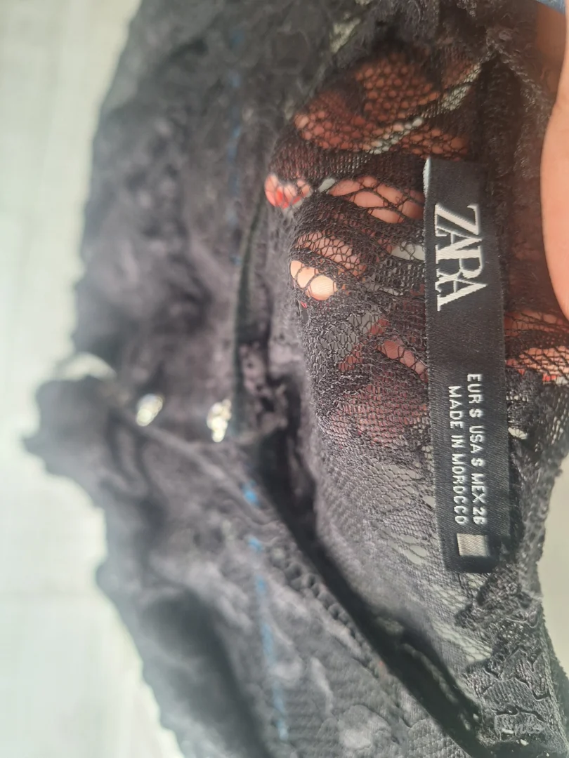 Crna čipkasta haljina Zara