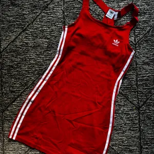 Adidas haljina S