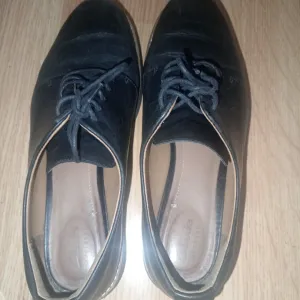 Crne ženske ravne cipele