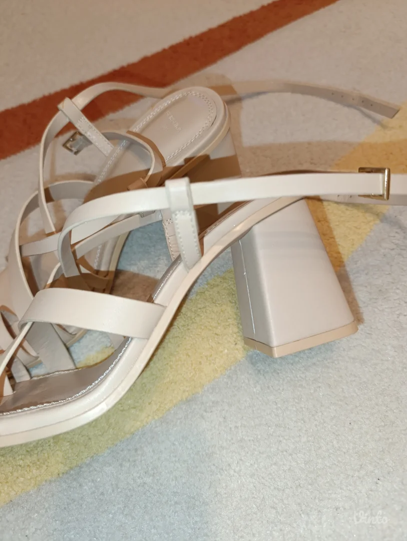 Bershka nude sandale