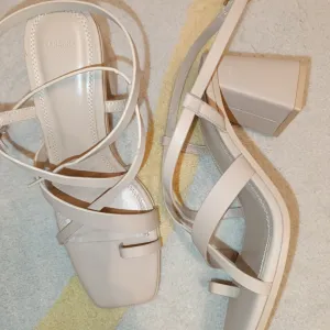 Bershka nude sandale