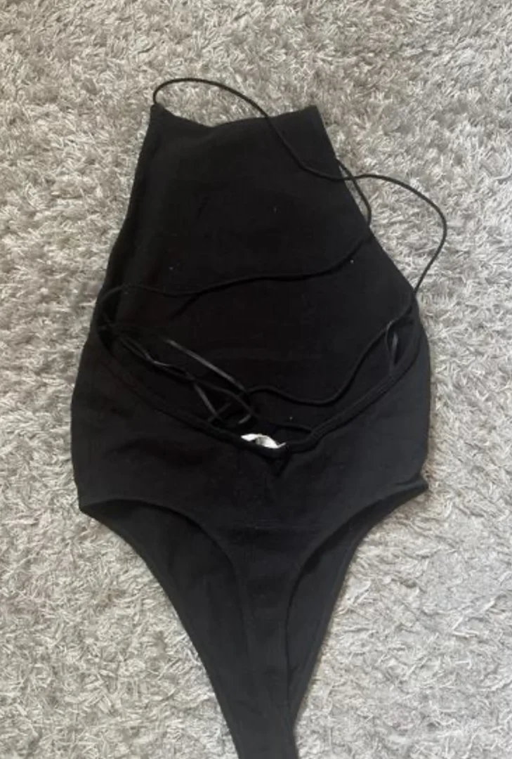 Crni body golih ledja