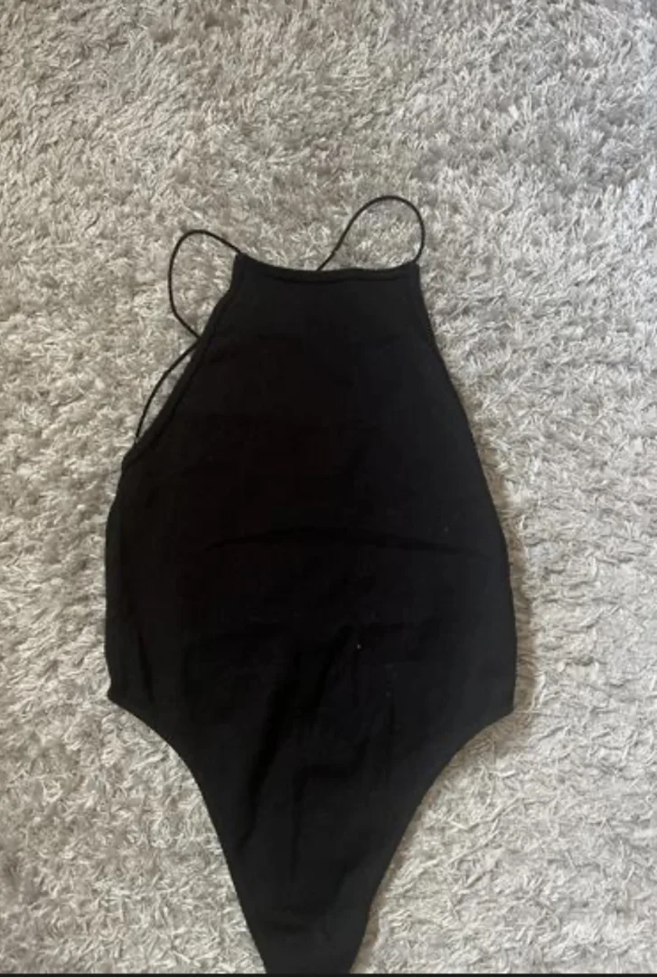 Crni body golih ledja