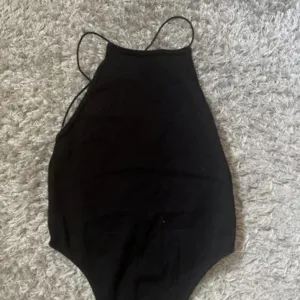 Crni body golih ledja