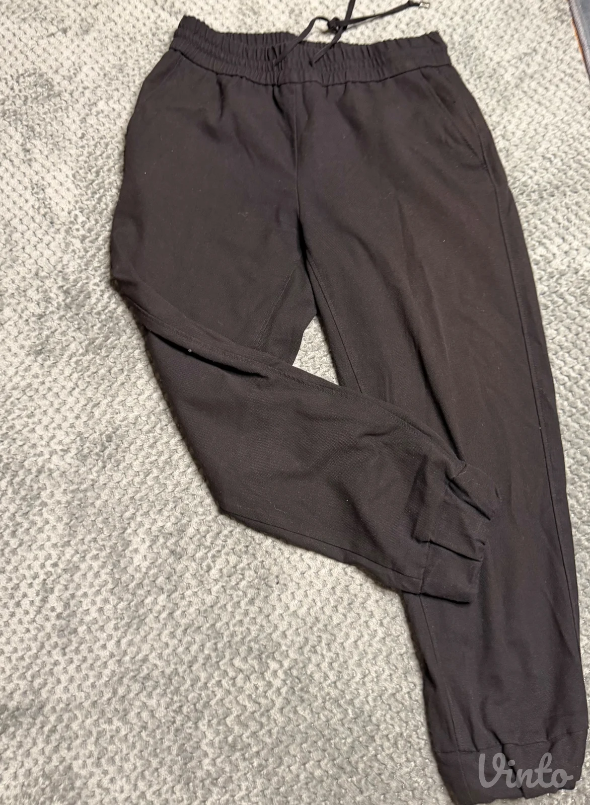 Crne pantalone sa lastišom