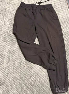Crne pantalone sa lastišom