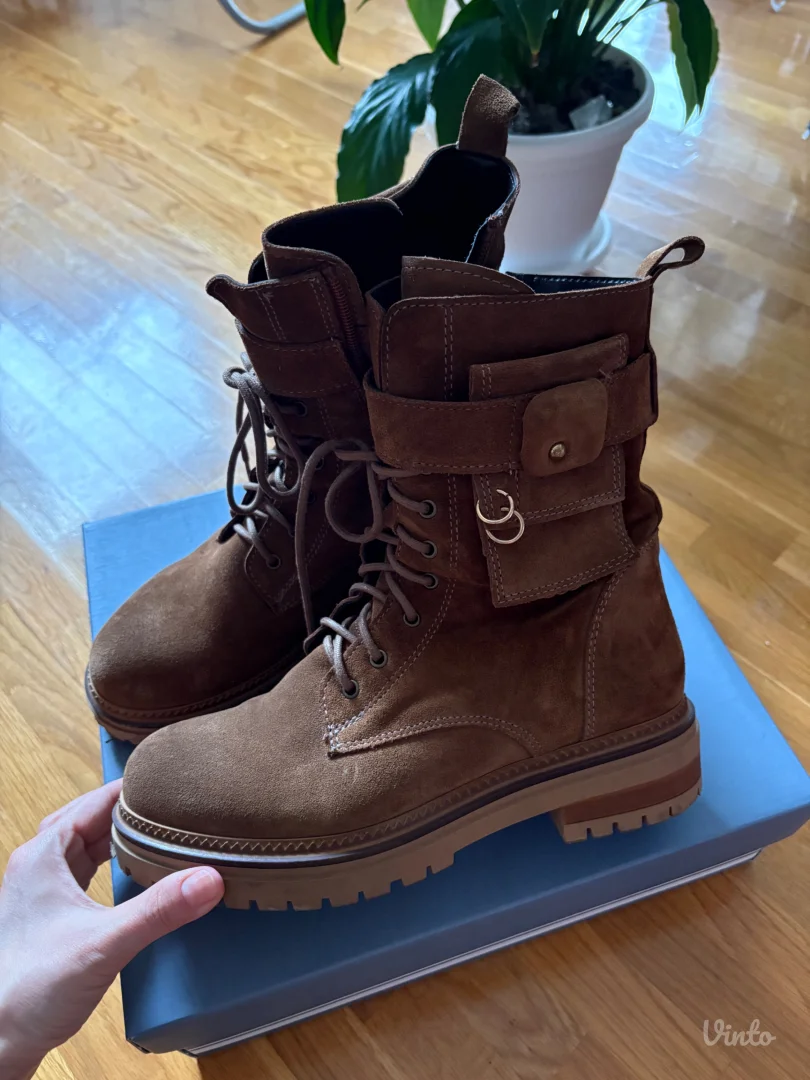 Kožne cizme od prevrnute kože