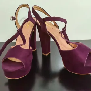 Ljubičaste sandale sa štiklom
