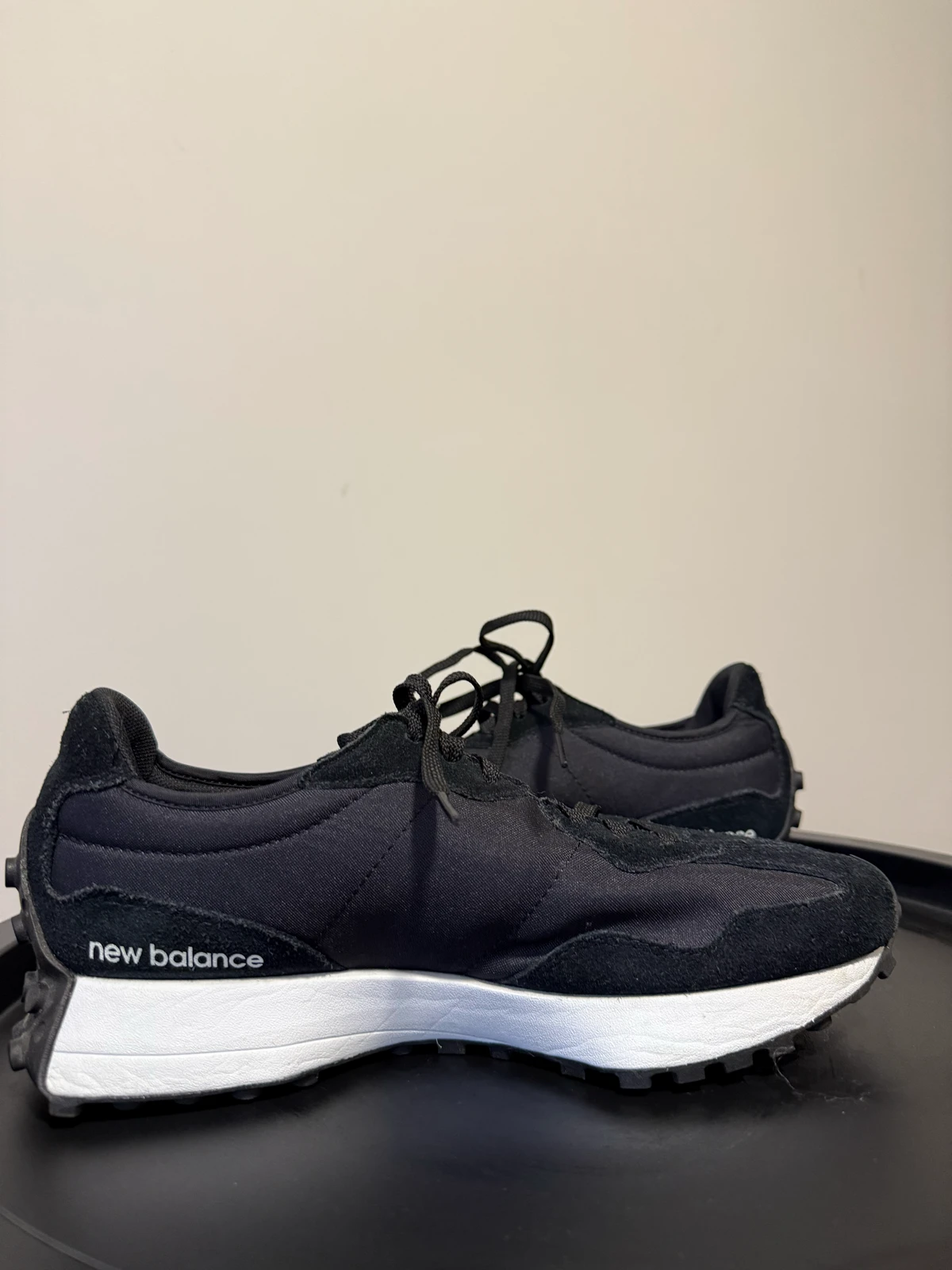 New Balance 327 crno-bele patike, broj 43