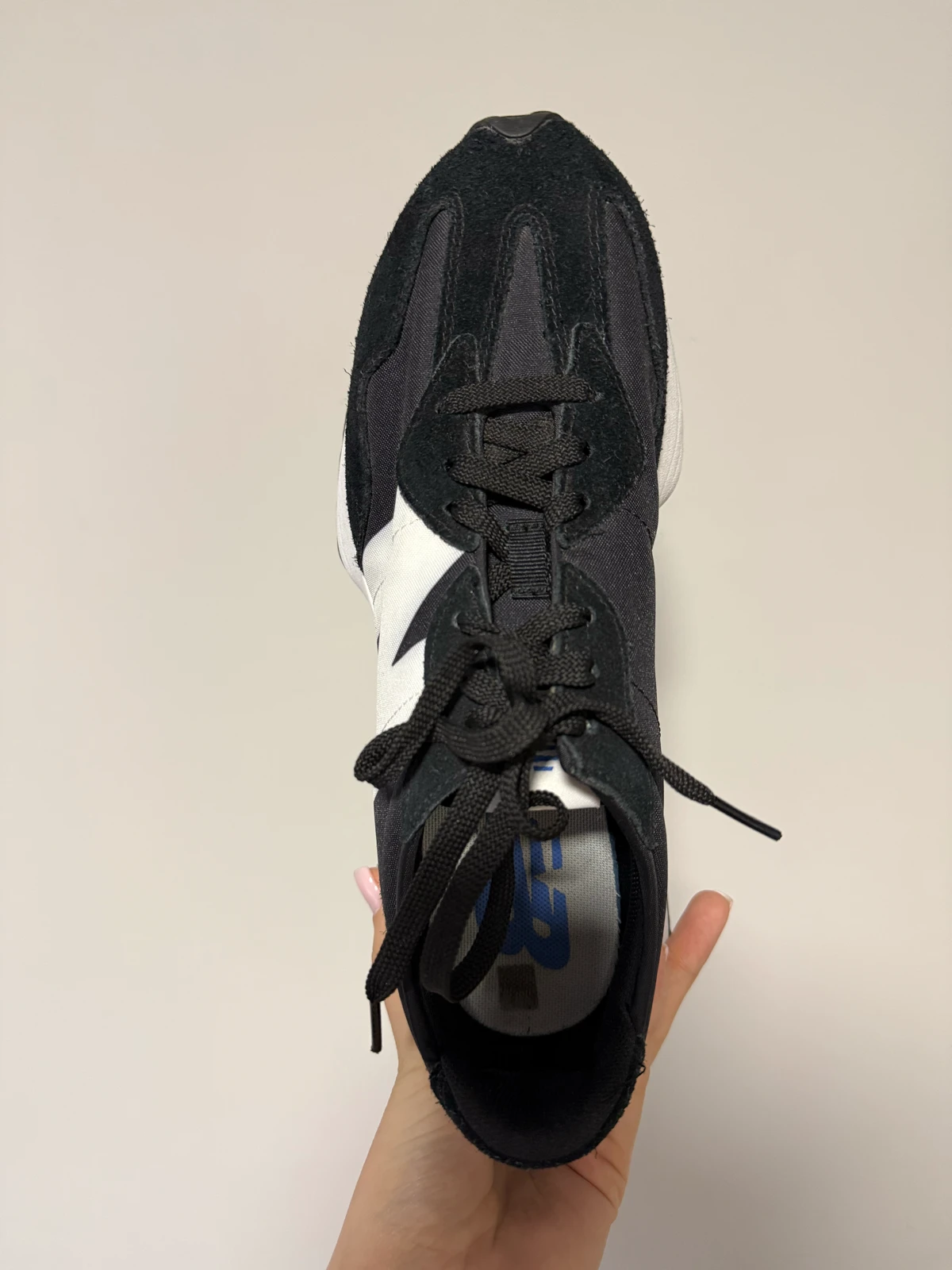 New Balance 327 crno-bele patike, broj 43