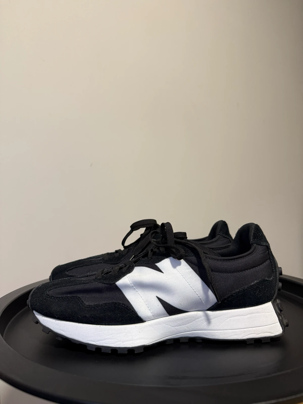 New Balance 327 crno-bele patike, broj 43