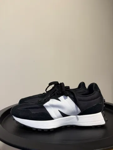 New Balance 327 crno-bele patike, broj 43