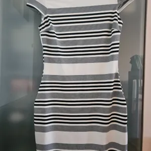 Crno-bela haljina River Island