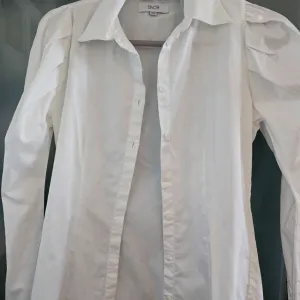 SNOB skandi bela košulja