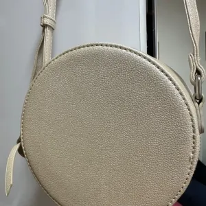 Opposite-Sedefasto roze (krem) torbica