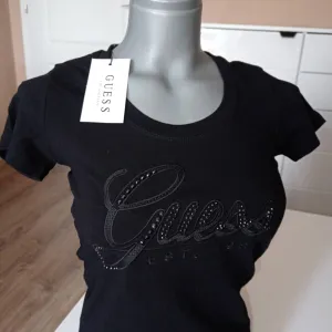 Guess majica vel. S NOVA