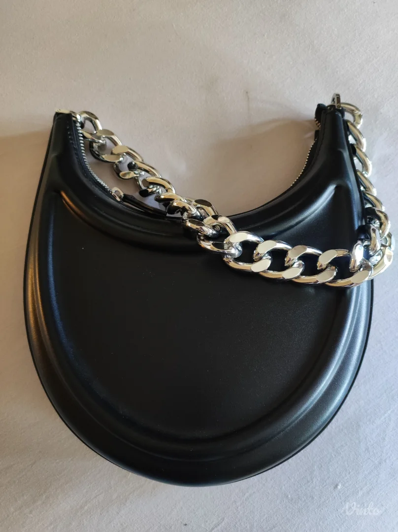 Zara crna tašna sa lancem